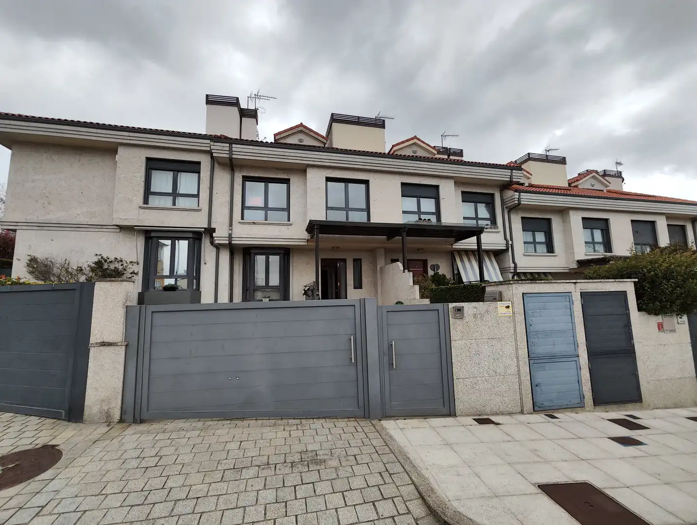 Vista exterior de Casa adosada en venta en Vigo  con Jardín privado, Parquet y Terraza