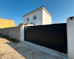 Vista exterior de Casa o xalet en venda en Villafranca de Ebro amb Jardí privat, Traster i Piscina