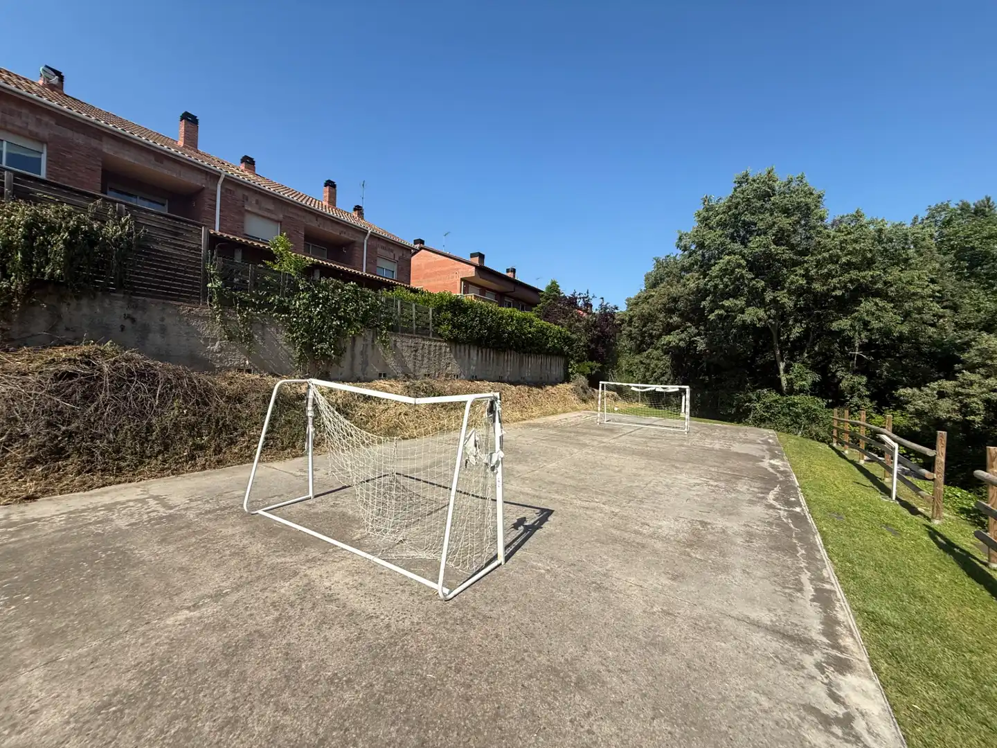 Außenansicht von Einfamilien-Reihenhaus zum Verkauf in L'Ametlla del Vallès mit Klimaanlage, Heizung und Privatgarten