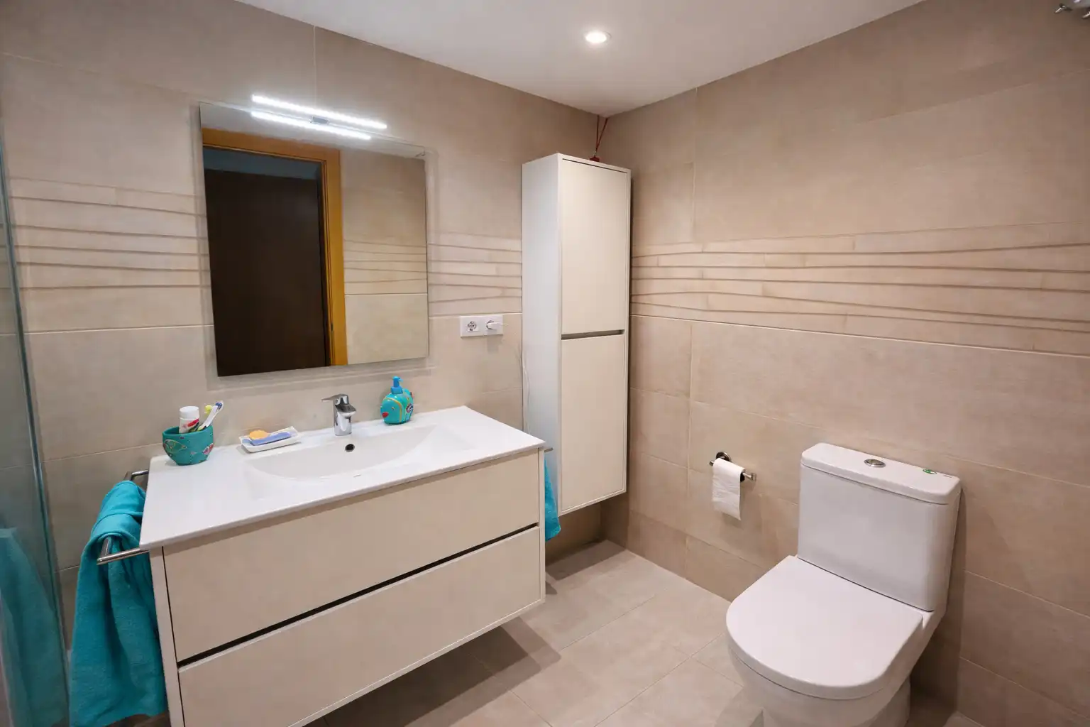 Badezimmer von Wohnung zum Verkauf in Sant Pol de Mar mit Klimaanlage, Heizung und Terrasse
