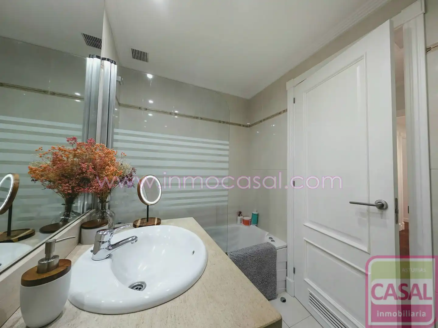 Baño de Piso en venta en Oviedo  con Calefacción, Terraza y Trastero
