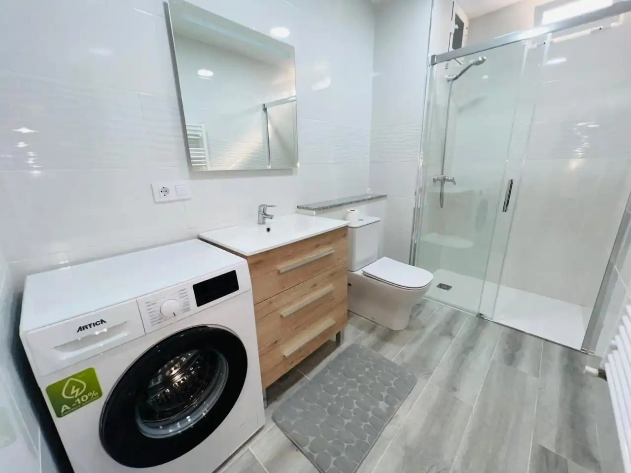 Bathroom of Flat for share in Ourense Capital   with Heating, Furnished and Balcony