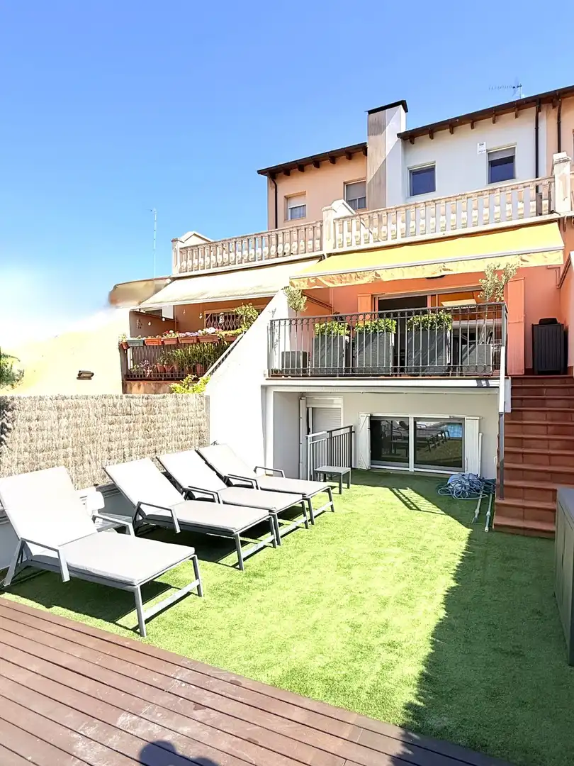 Terrassa de Casa o xalet en venda en Sant Boi de Llobregat amb Aire condicionat, Calefacció i Jardí privat