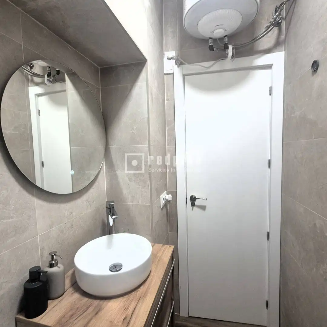 Bany de Apartament en venda en Sevilla amb Aire condicionat, Moblat i Alarma