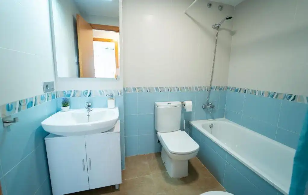 Badezimmer von Wohnung zur Miete in Torreblanca mit Klimaanlage, Heizung und Alarm