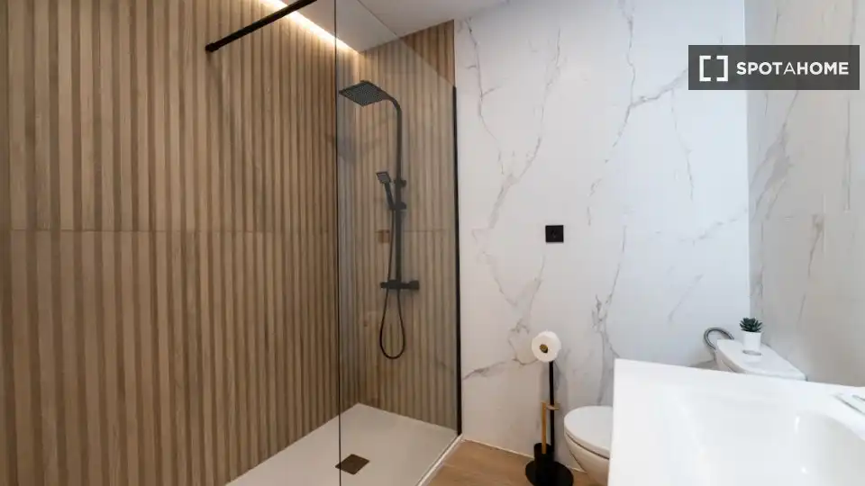 Baño de Piso de alquiler en Madrid con Aire acondicionado, Calefacción y Amueblado