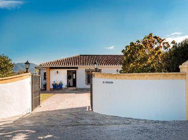 Casa rústica con balcón en venta en Buenavista - Lauro Golf