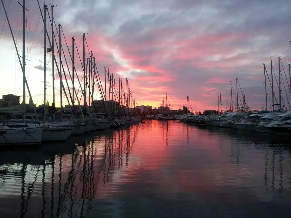Außenansicht von Wohnungen zur Miete in Santa Pola mit Privatgarten, Terrasse und Möbliert