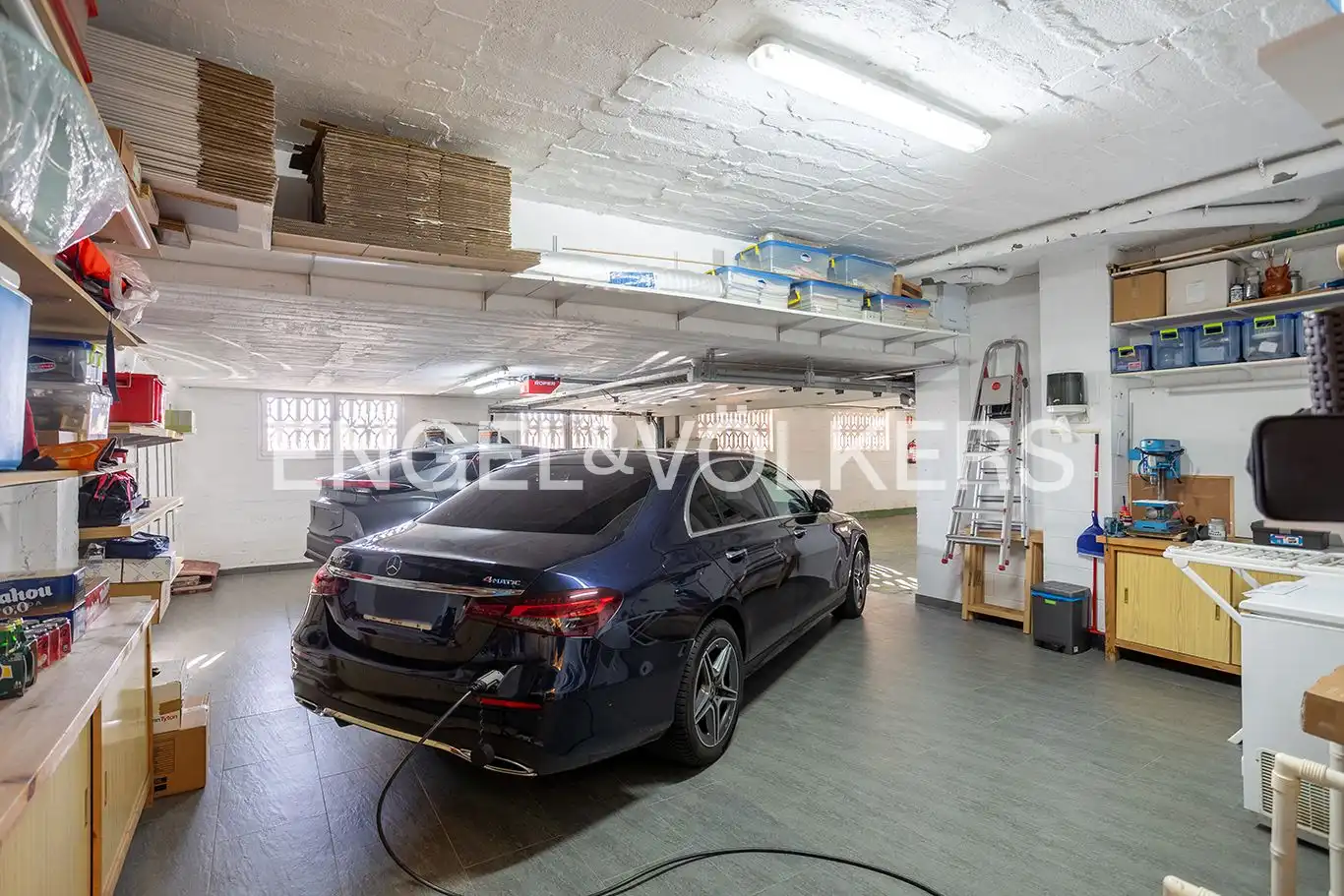 Parkplatz von Einfamilien-Reihenhaus zum Verkauf in Santander mit Heizung, Privatgarten und Terrasse