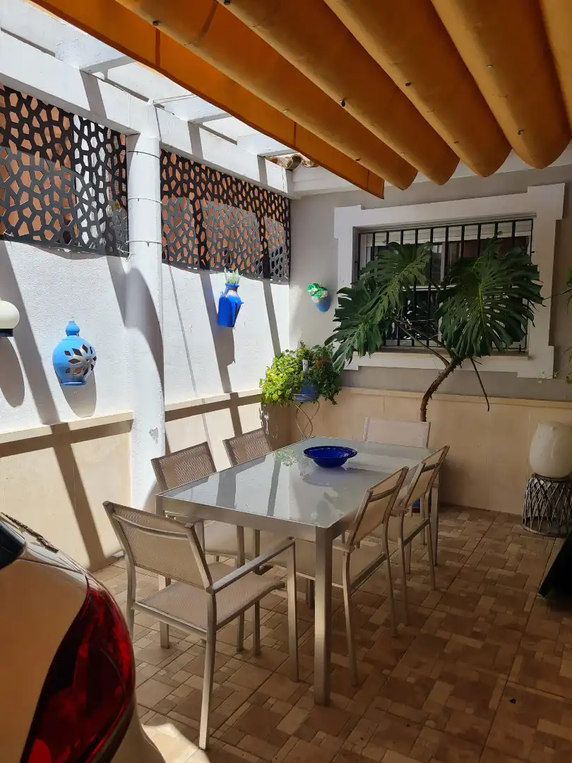 Terrassa de Casa adosada en venda en Espartinas amb Aire condicionat, Jardí privat i Piscina