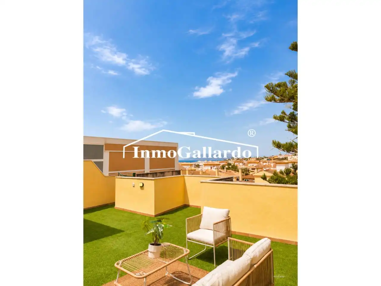 Vista exterior de Àtic en venda en Rincón de la Victoria amb Aire condicionat, Terrassa i Piscina comunitària