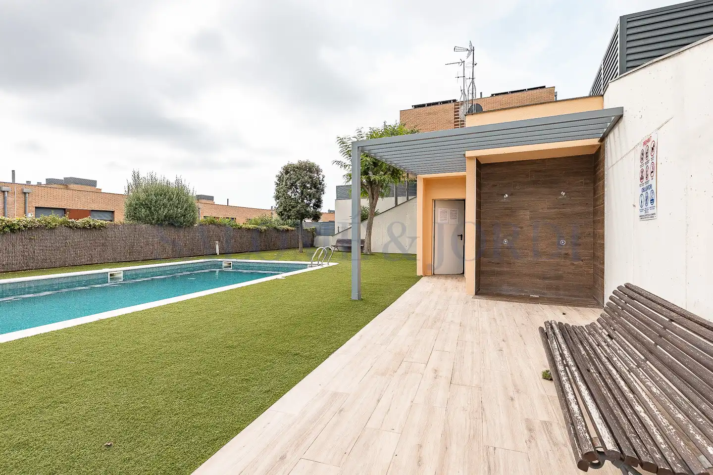 Piscina de Casa adosada en venda en Cabrils amb Aire condicionat, Calefacció i Jardí privat