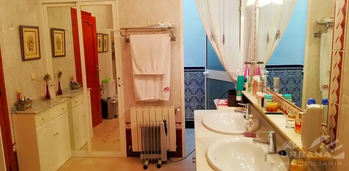 Bathroom of Houses for sale in Nueva Carteya  with Air Conditioner, Heating and Parquet flooring