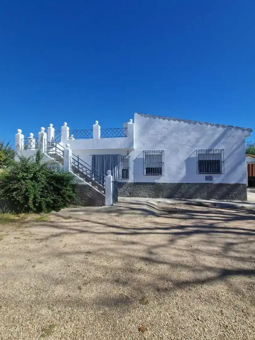 Vista exterior de Finca rústica en venda en Andújar amb Aire condicionat, Piscina i Balcó