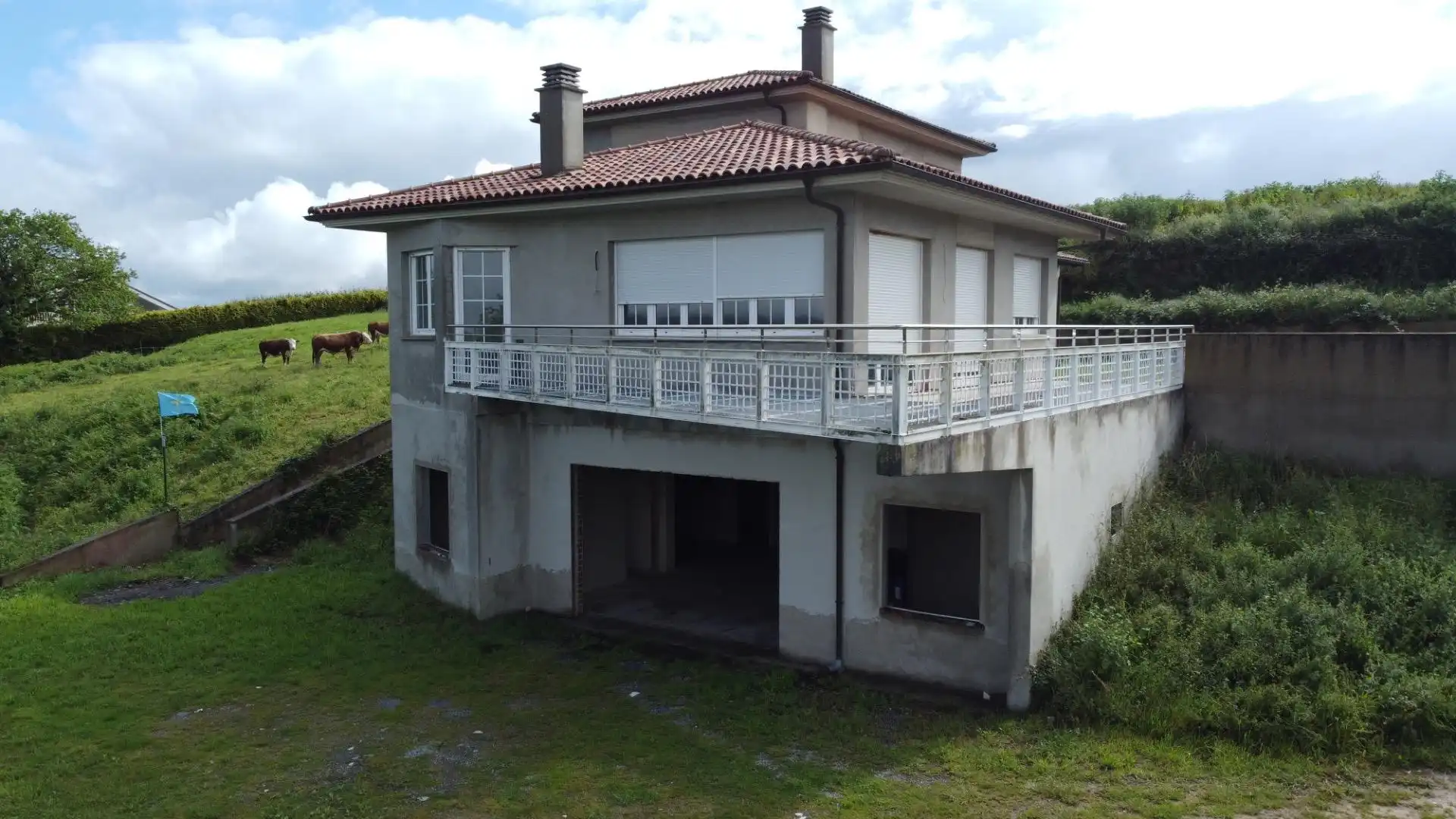 Vista exterior de Casa o xalet en venda en Oviedo  amb Jardí privat, Terrassa i Balcó