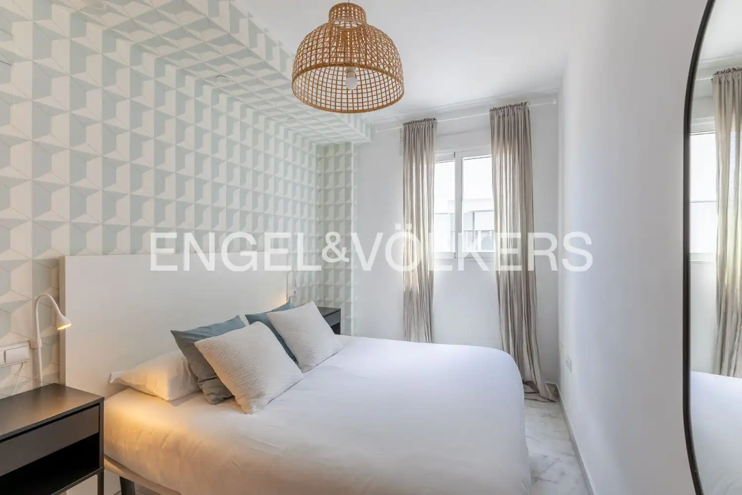 Schlafzimmer von Dachboden zur Miete in Valencia mit Klimaanlage, Heizung und Terrasse