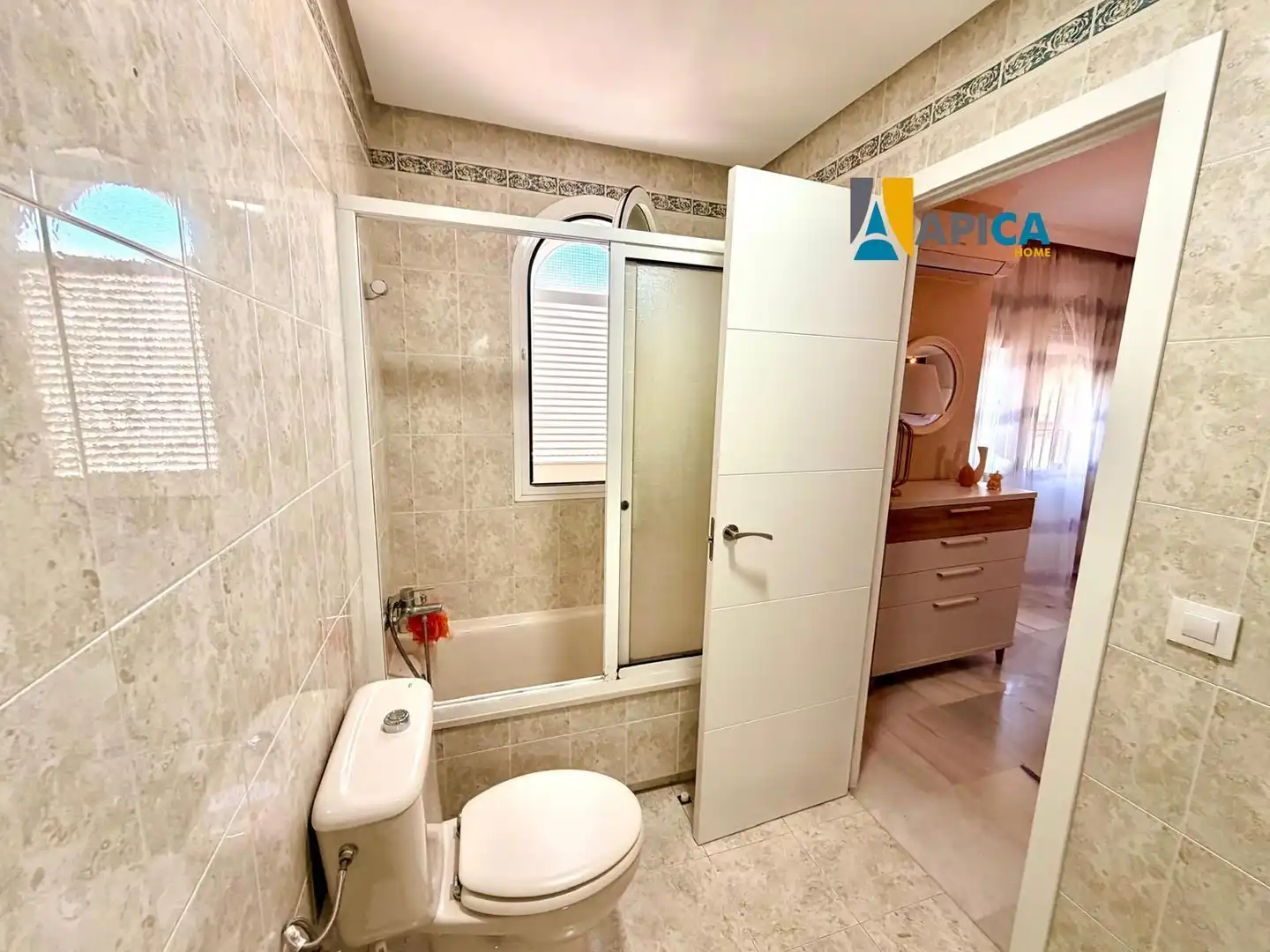 Badezimmer von Einfamilien-Reihenhaus zum Verkauf in Barbate mit Klimaanlage, Heizung und Terrasse
