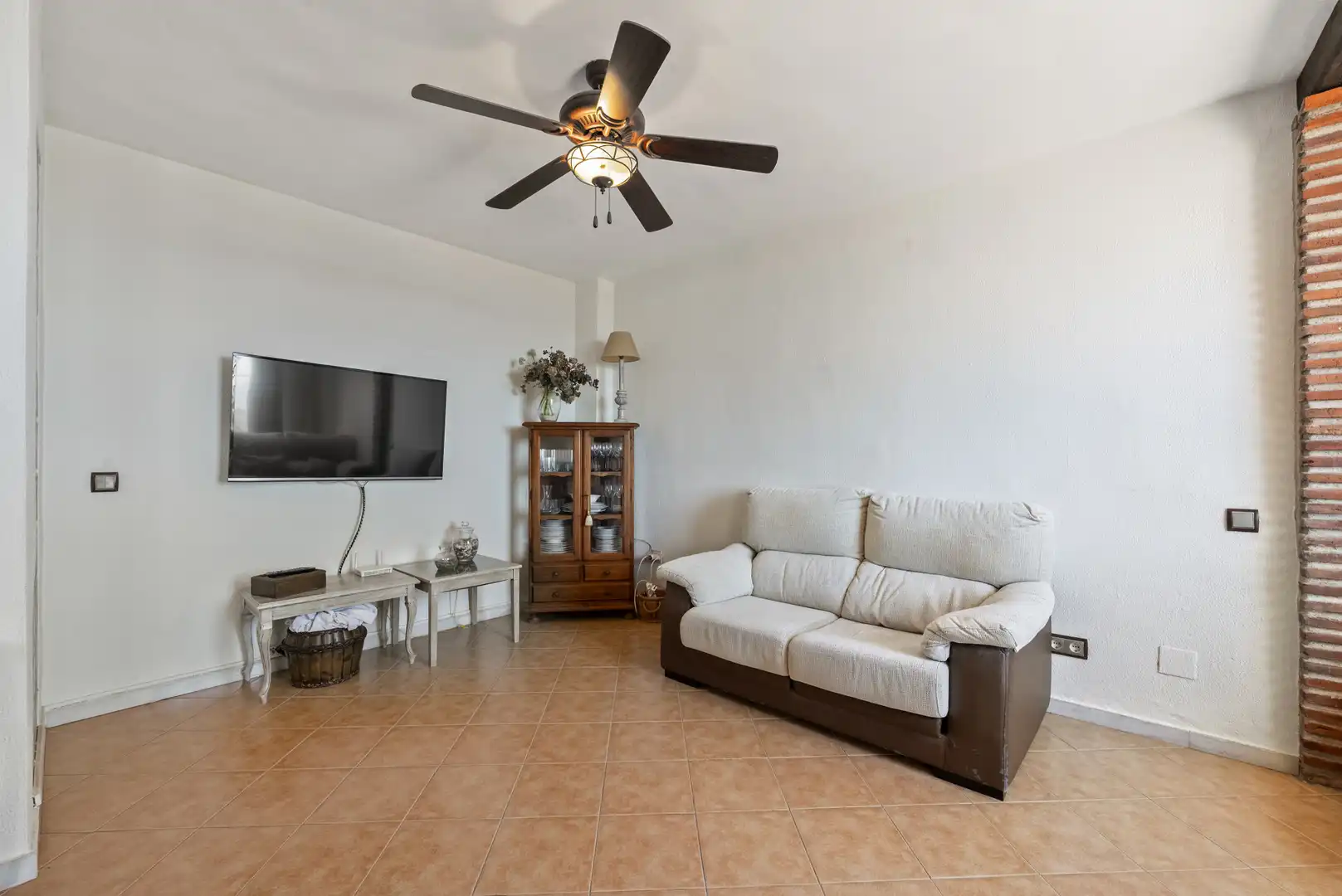 Sala de estar de Casa adosada en venta en Mijas con Aire acondicionado, Jardín privado y Terraza