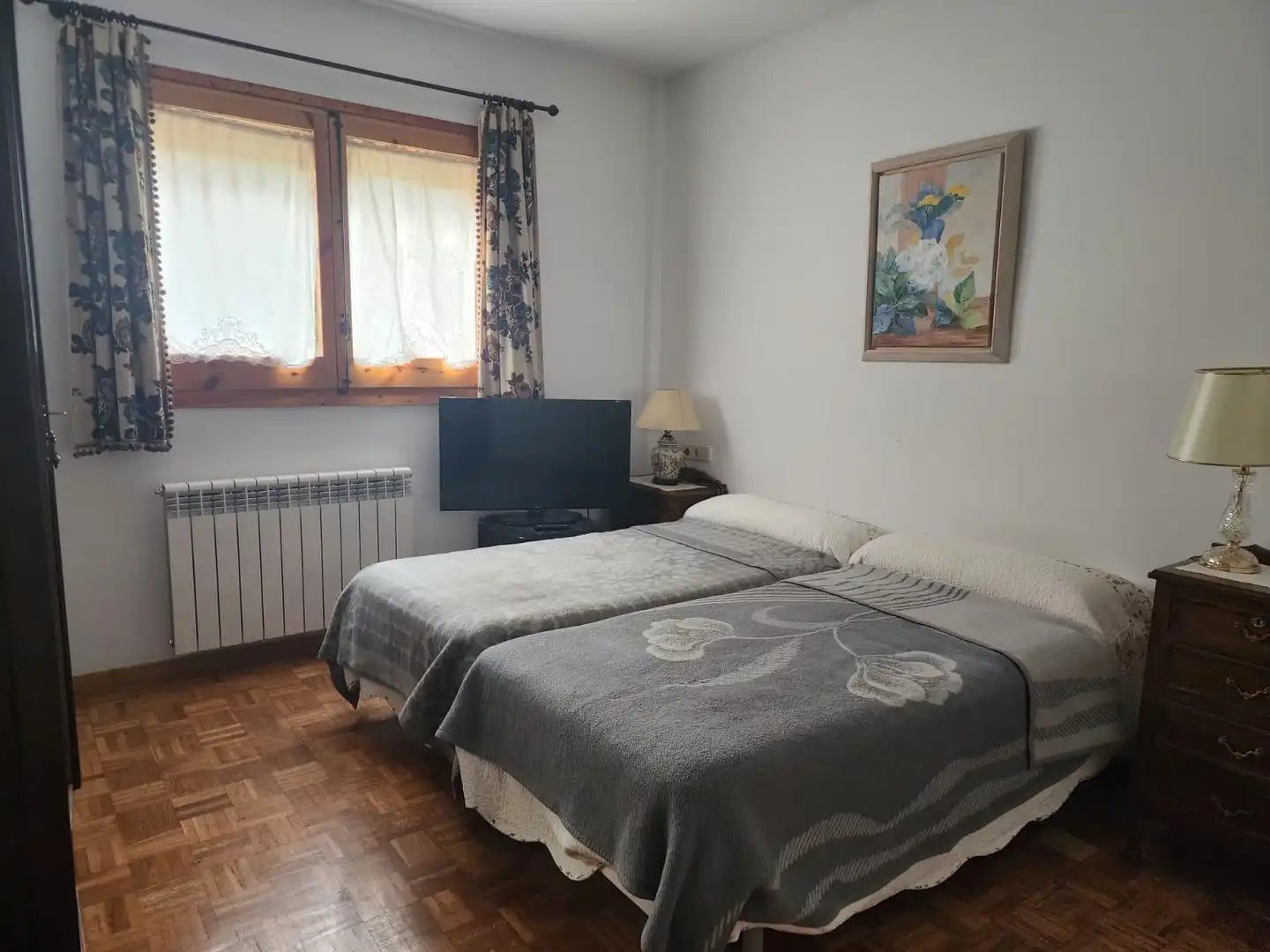 Habitación de Piso de alquiler en Jaca con Calefacción, Jardín privado y Parquet