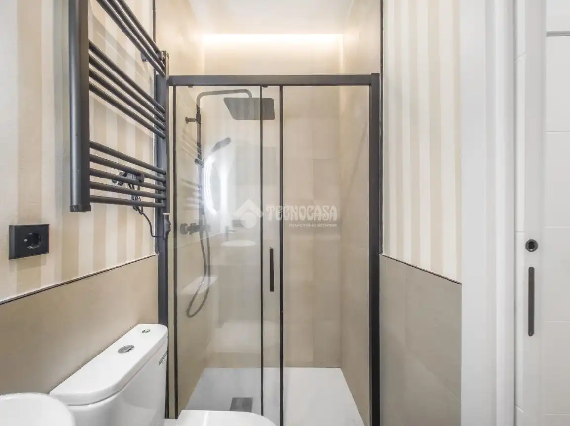 Bathroom of Flat for sale in Madrid  with Air Conditioner and Heating