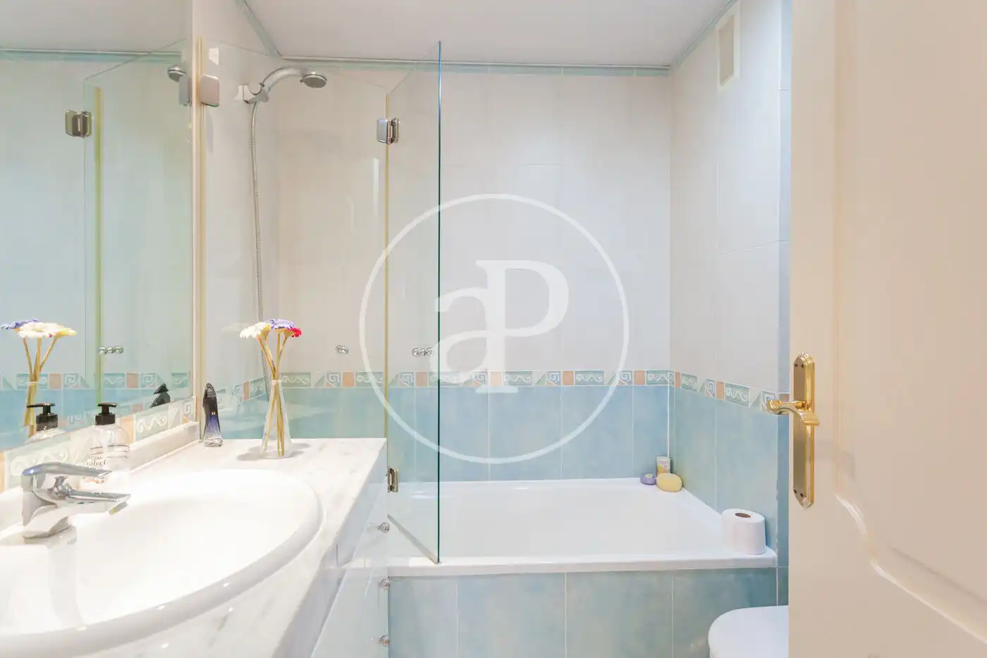 Badezimmer von Wohnung zum Verkauf in Majadahonda mit Klimaanlage, Heizung und Privatgarten