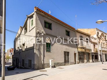 Terraced house for sale in Centre