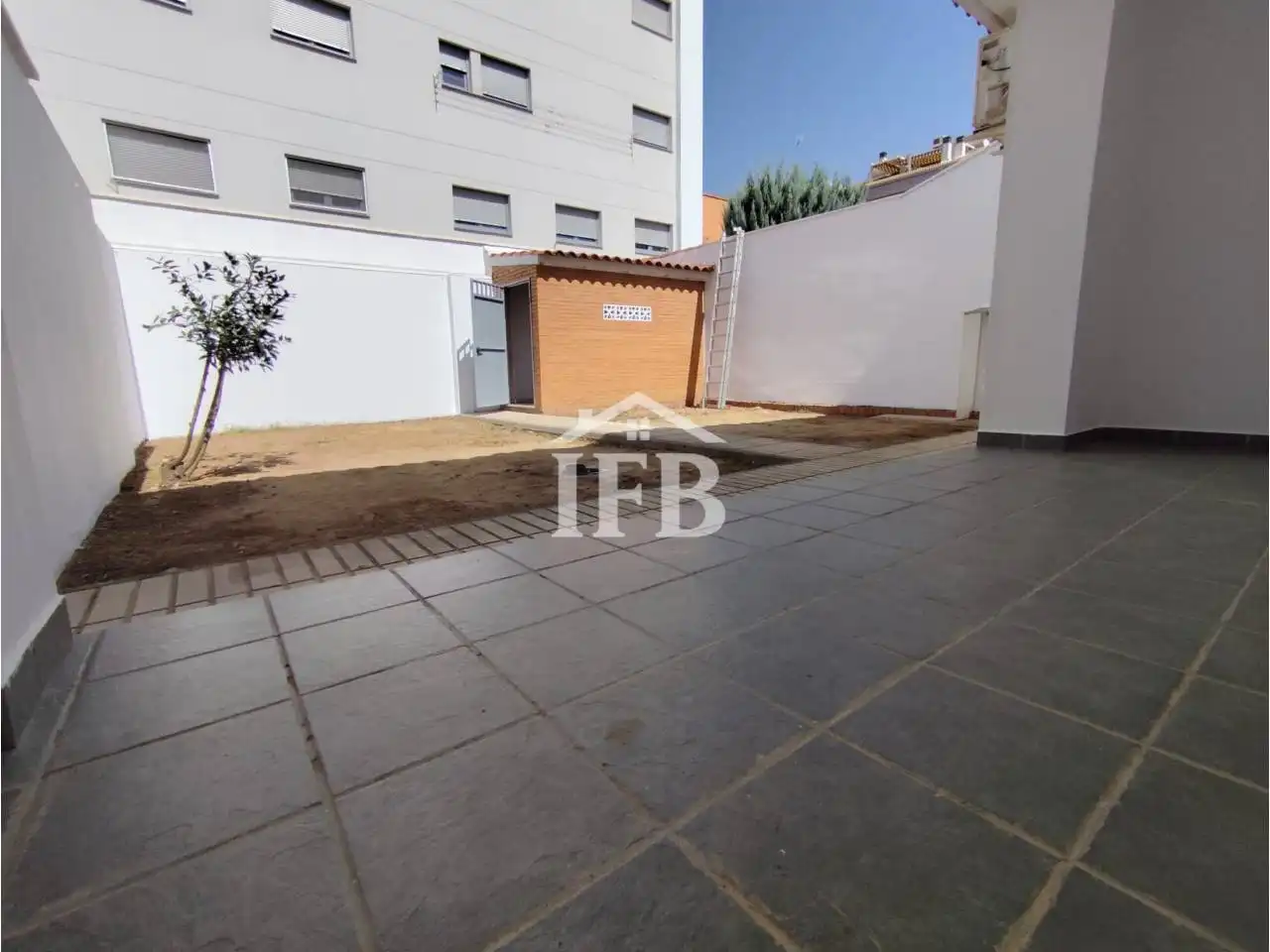 Vista exterior de Casa o xalet en venda en Badajoz amb Aire condicionat, Calefacció i Jardí privat