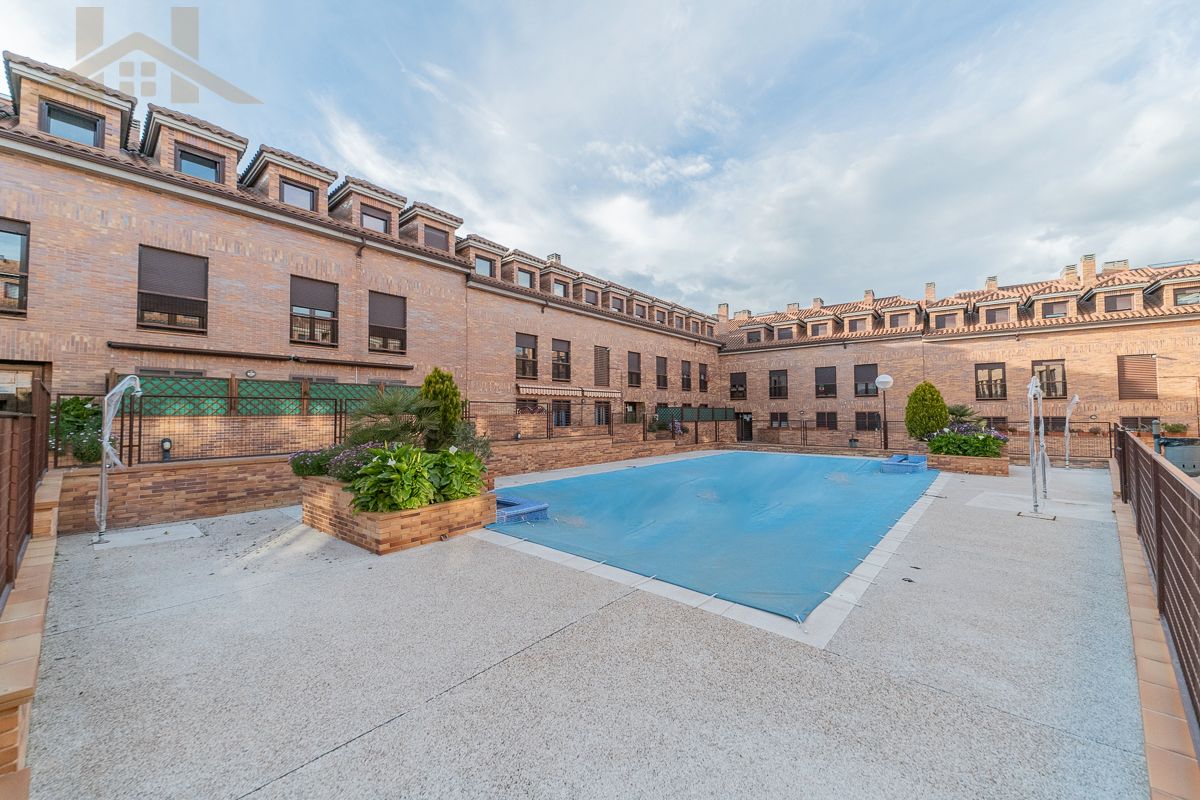 Piscina de Pis en venda en Sevilla la Nueva amb Aire condicionat, Calefacció i Traster