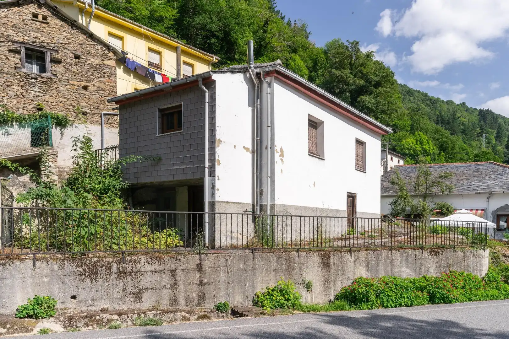 Vista exterior de Finca rústica en venda en Cangas del Narcea amb Calefacció i Traster