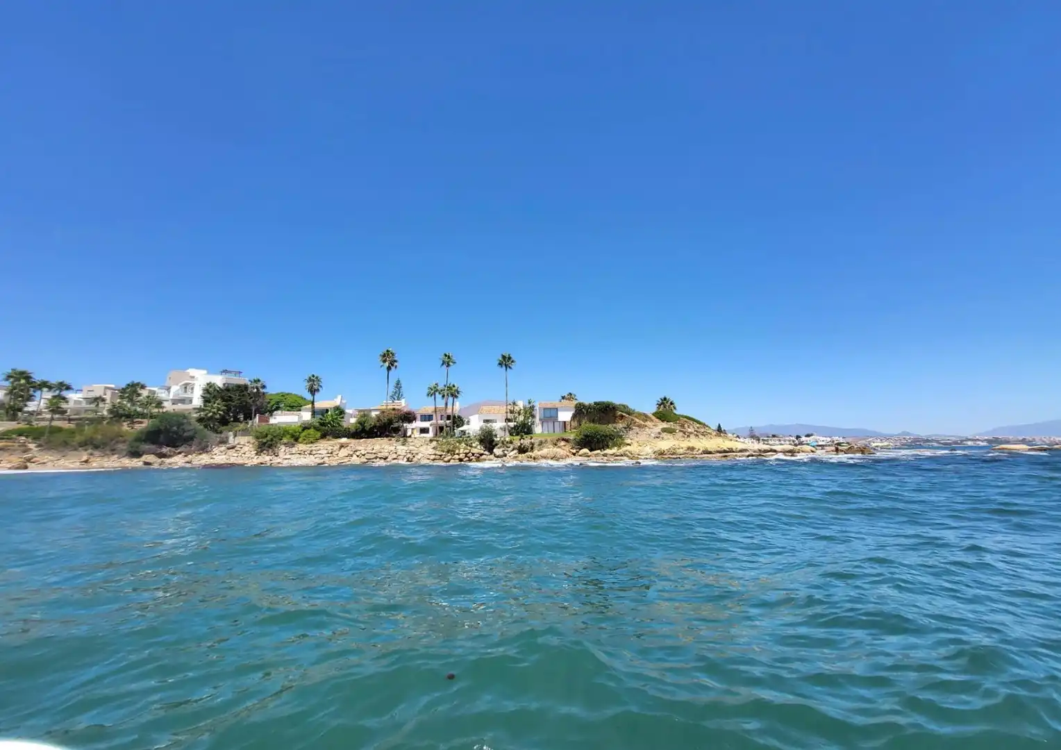 Vista exterior de Casa o xalet en venda en Estepona amb Aire condicionat, Jardí privat i Terrassa
