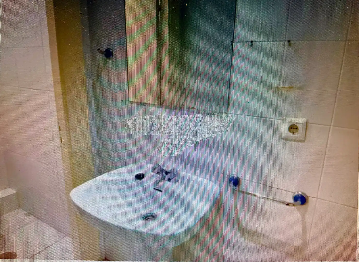 Badezimmer von Geschaftsraum zum Verkauf in Santander mit Parkett und Möbliert
