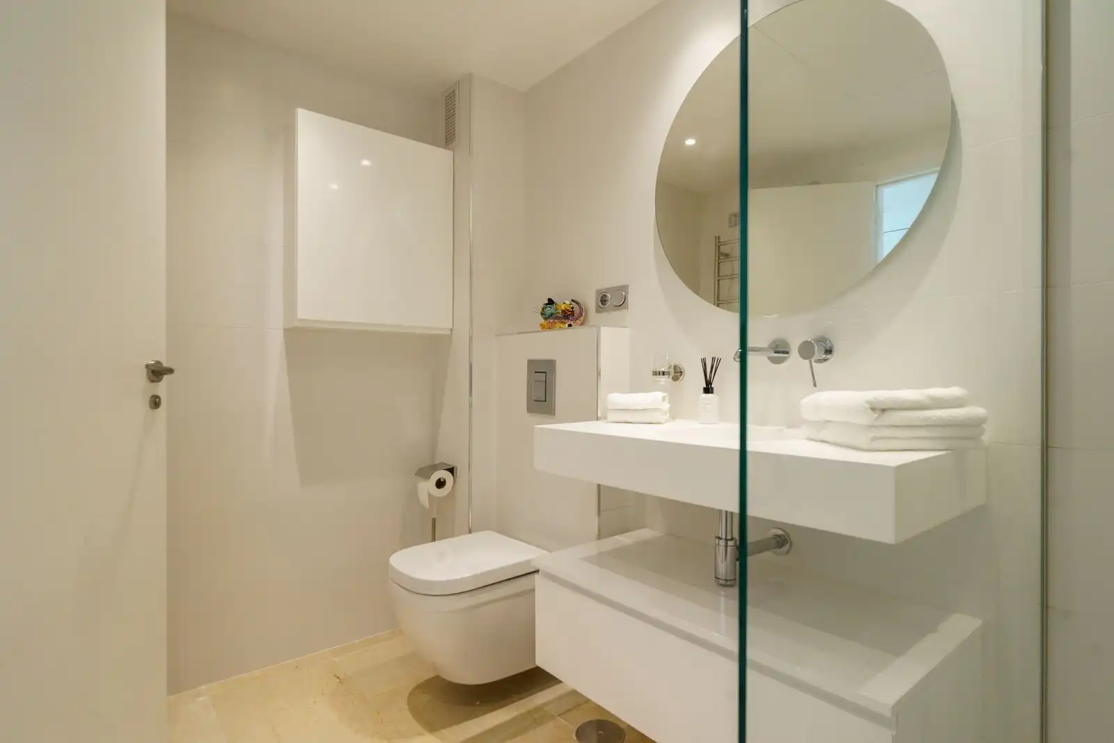 Badezimmer von Wohnung zum Verkauf in Benahavís mit Terrasse, Abstellraum und Möbliert