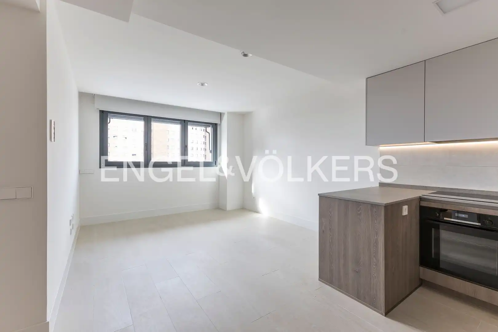 Living room of Flat for rent in Madrid  with Air Conditioner, Heating and Storage room