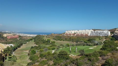 Ático Panorámico en Primera Línea de Golf de La Duquesa con Vistas al Mar