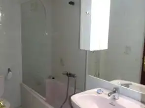 Badezimmer von Wohnung zur Miete in Gijón  mit Heizung und Abstellraum