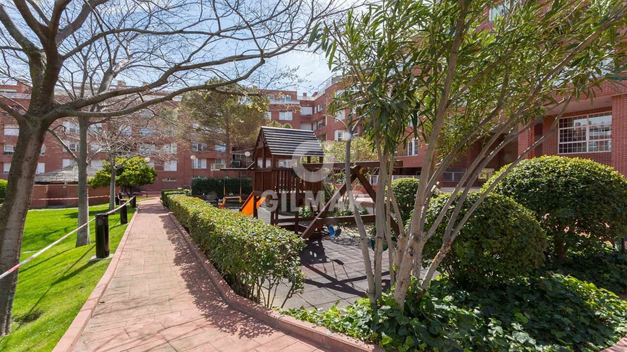 Vista exterior de Dúplex en venta en  Madrid Capital con Calefacción, Jardín privado y Trastero