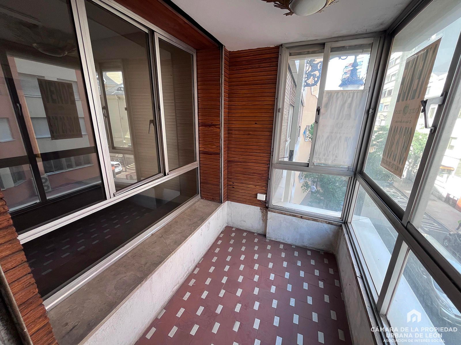 Terrassa de Pis en venda en León Capital  amb Calefacció