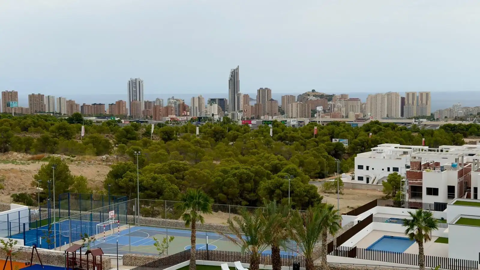 Vista exterior de Apartament de lloguer en Finestrat amb Aire condicionat, Jardí privat i Terrassa