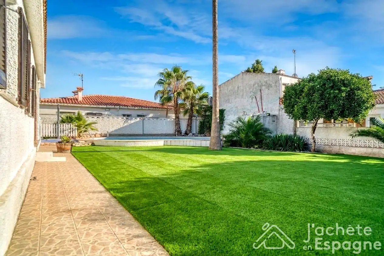 Vista exterior de Casa o xalet en venda en Vinaròs amb Aire condicionat, Calefacció i Jardí privat