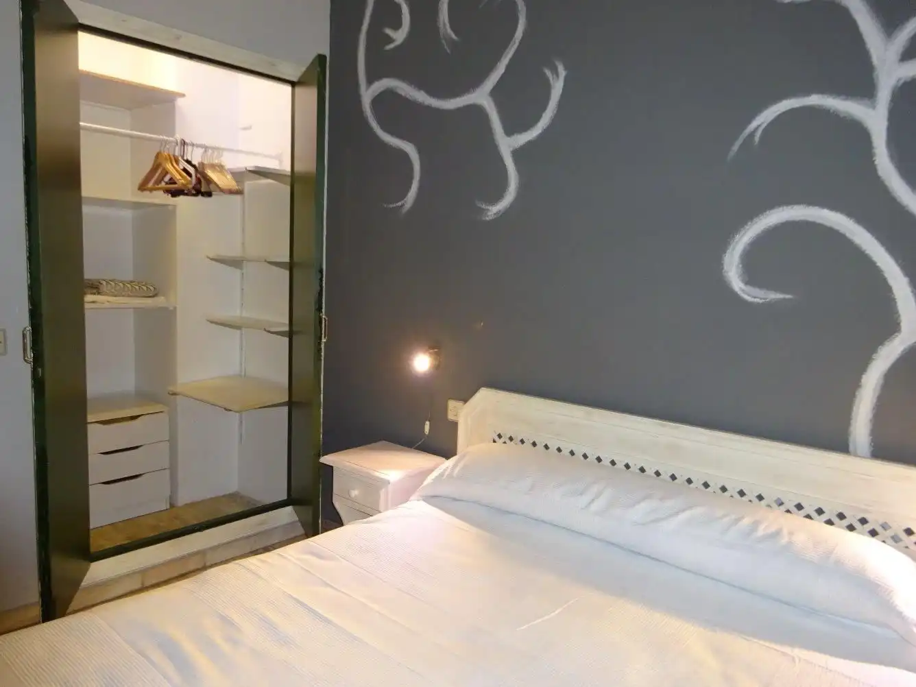 Habitación de Apartamento de alquiler en Sevilla con Aire acondicionado, Calefacción y Amueblado