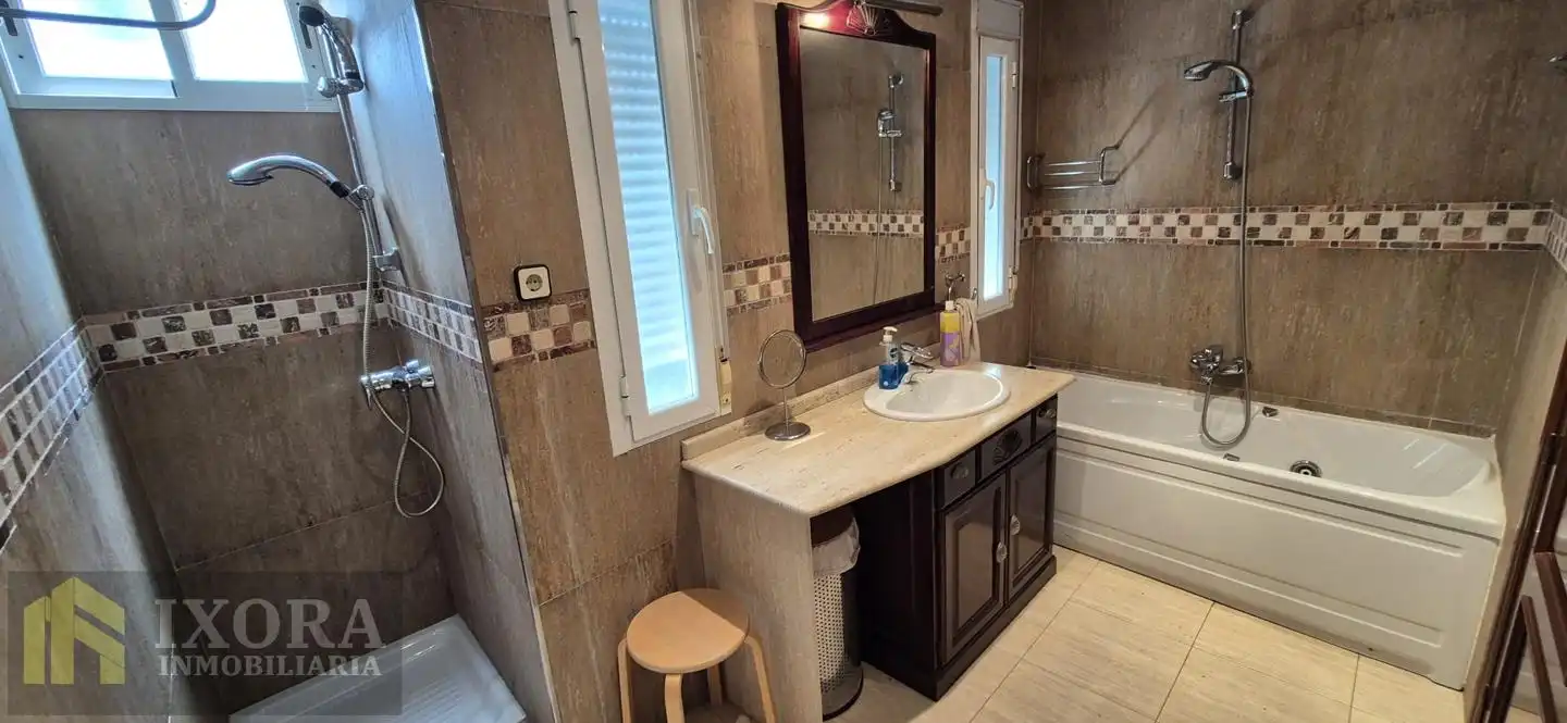 Bany de Casa o xalet en venda en Linares amb Aire condicionat i Terrassa