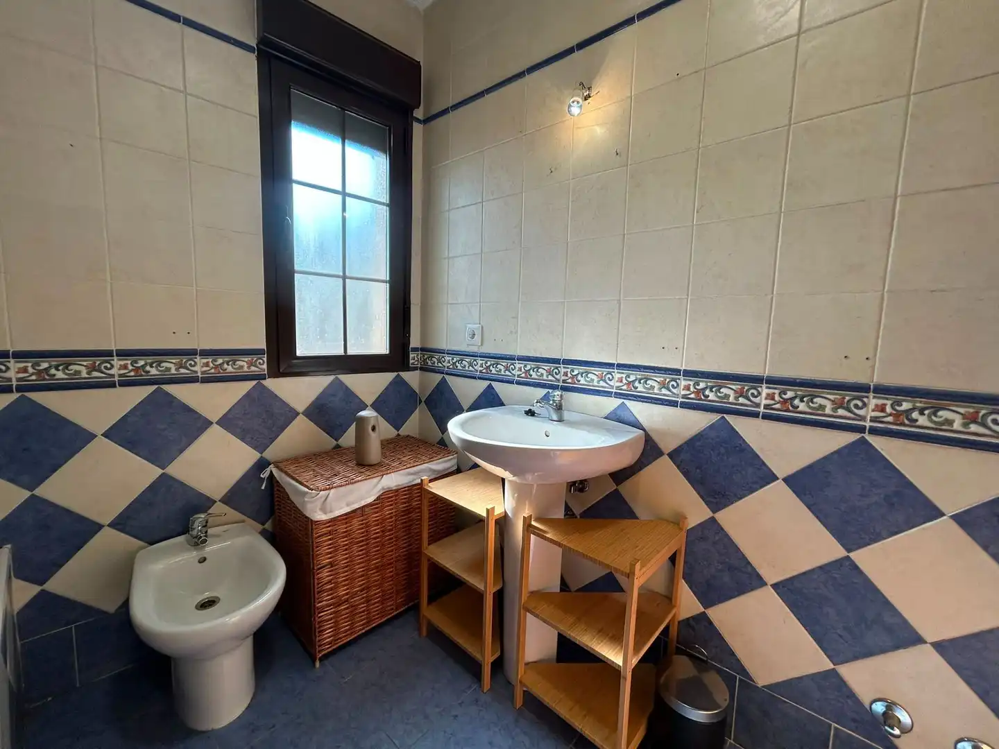 Badezimmer von Maisonette zum Verkauf in Pepino mit Klimaanlage und Heizung