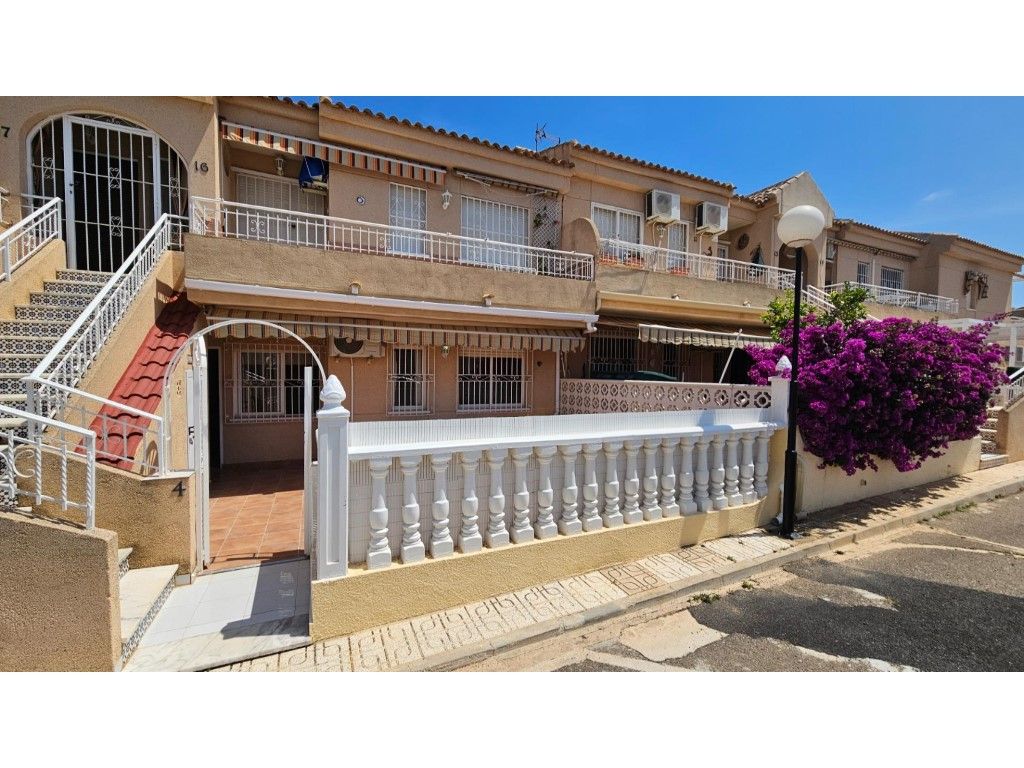 Vista exterior de Casa o xalet en venda en Torrevieja amb Aire condicionat, Jardí privat i Moblat