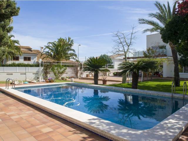 Casa-chalet en Venta en Calle Europa en Torreón - La Almadraba