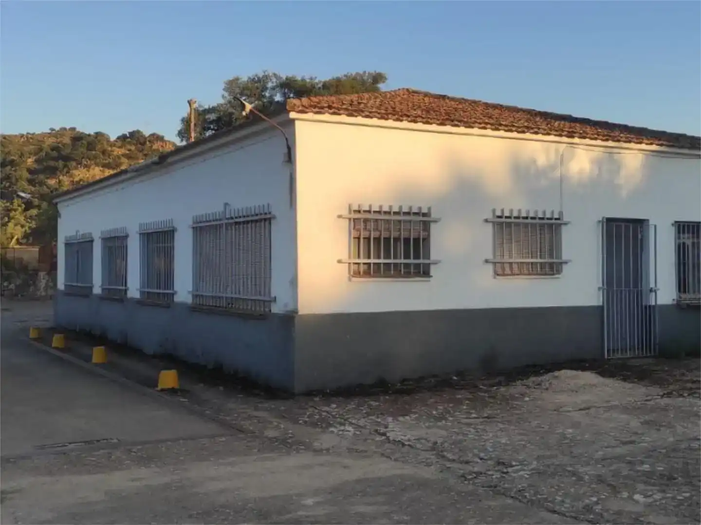 Vista exterior de Nau industrial en venda en Alcuéscar