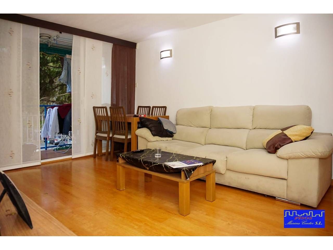 Living room of Flat for sale in L'Hospitalet de Llobregat  with Parquet flooring, Furnished and Balcony