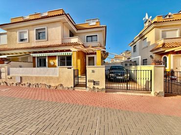 Casa aparellada amb balcó en venda a Avenida Avenida Costa Blanca