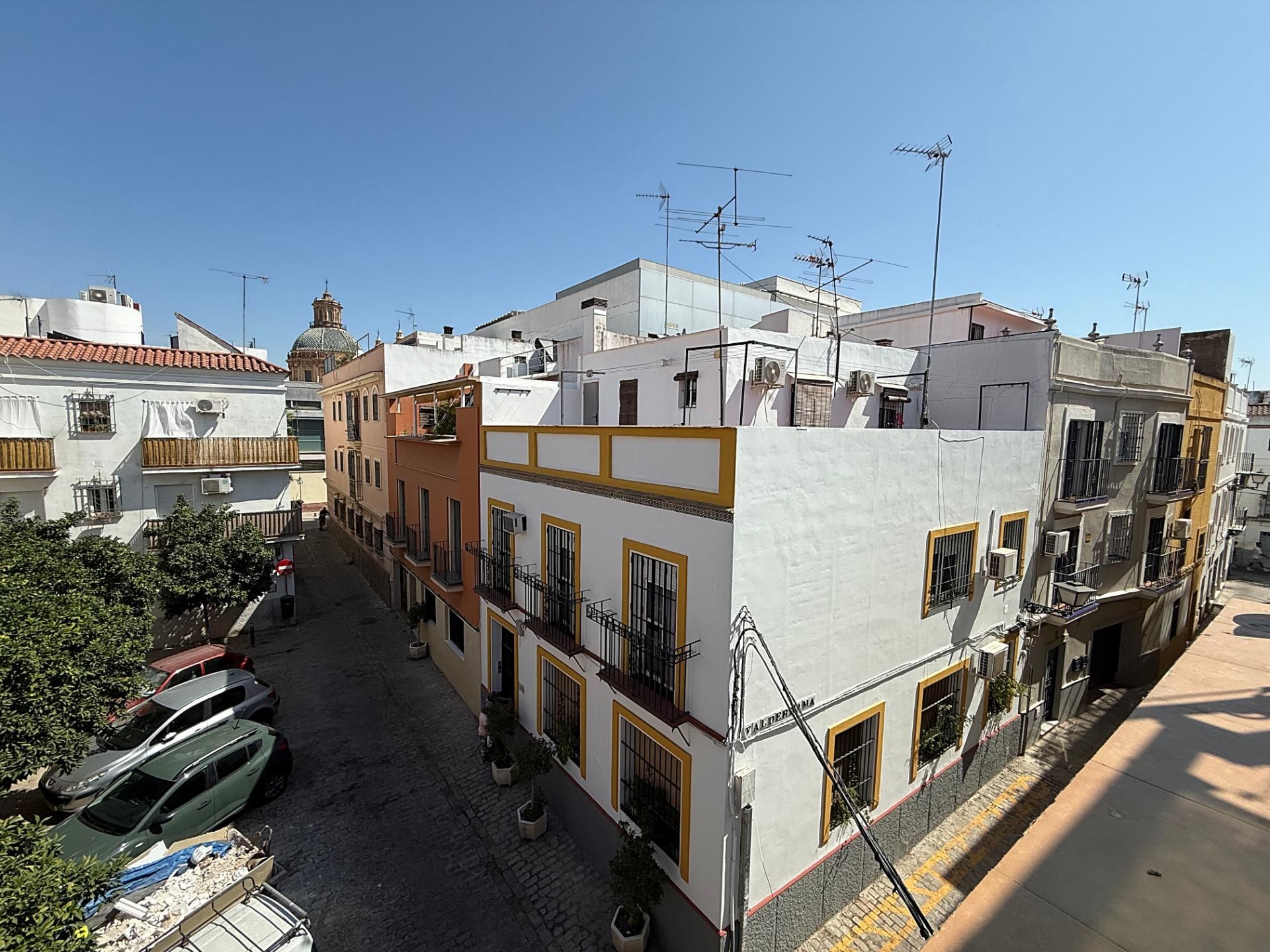 Vista exterior de Casa adosada en venta en  Sevilla Capital con Aire acondicionado y Balcón