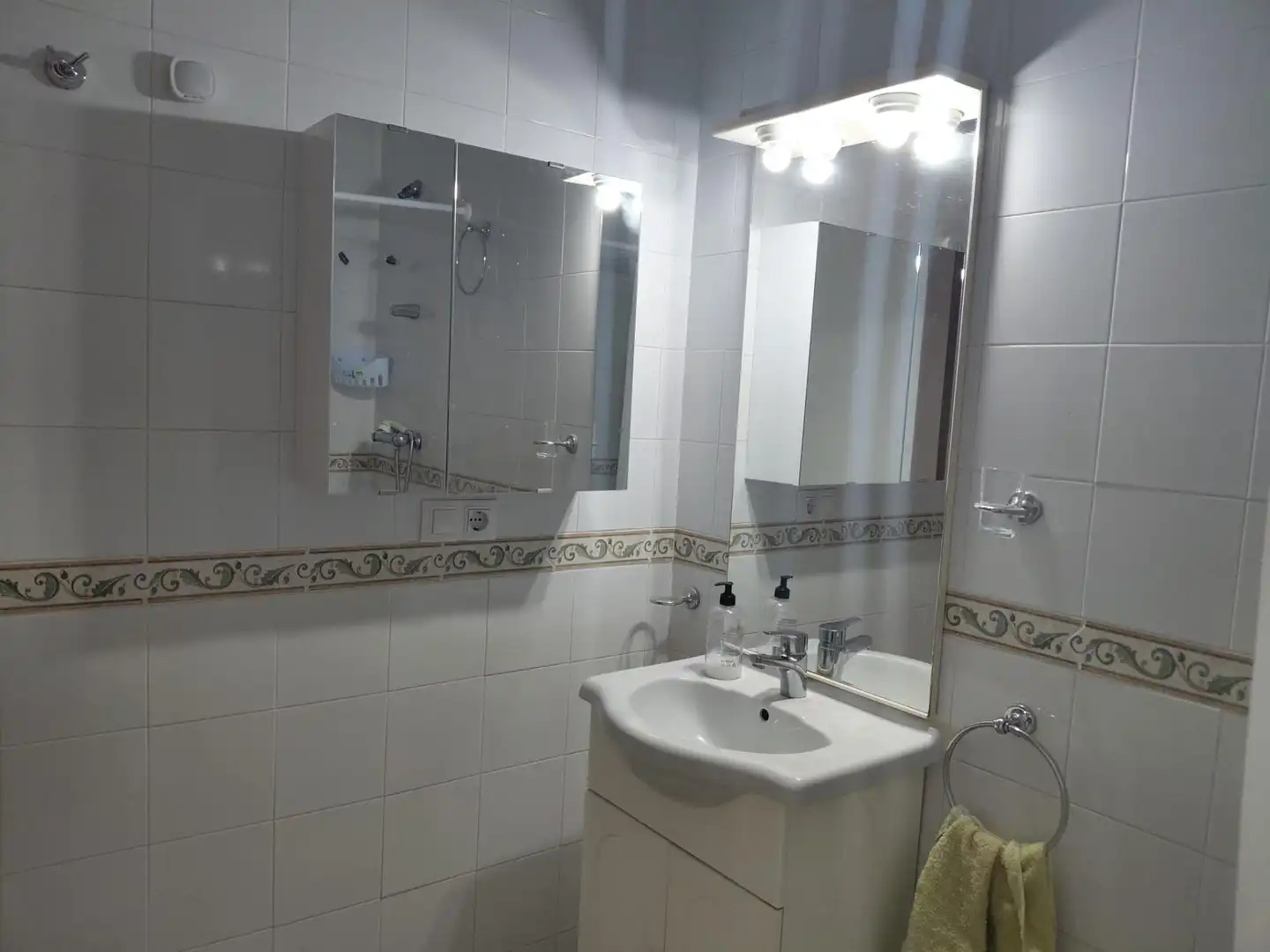 Baño de Piso de alquiler en Camas con Aire acondicionado y Amueblado