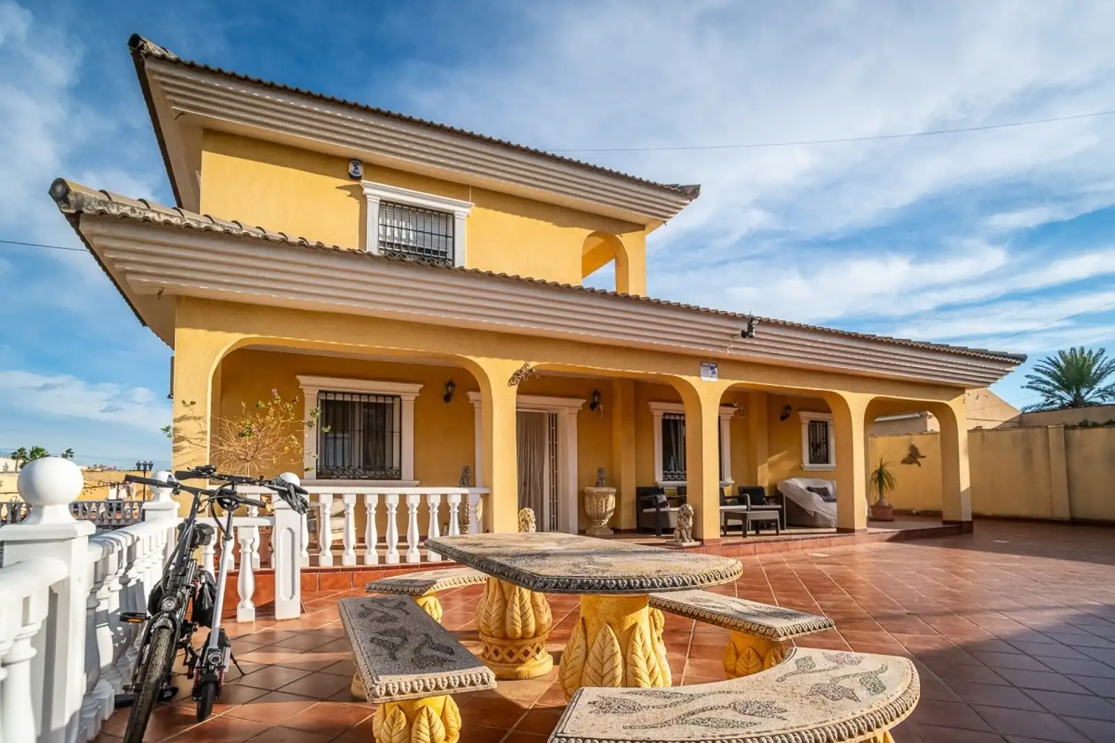 Vista exterior de Casa o xalet en venda en Torrevieja amb Aire condicionat, Calefacció i Jardí privat